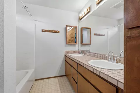 Bath - 8090 Montgomery Cir, Redding, CA 96001 photo 1 of 3