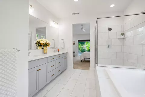 Bath - 9199 Laurel Glen Dr, Redding, CA 96001 photo 6 of 8