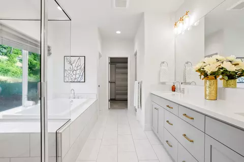 Bath - 9199 Laurel Glen Dr, Redding, CA 96001 photo 2 of 8
