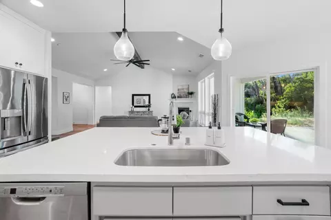 Kitchen - 9199 Laurel Glen Dr, Redding, CA 96001 photo 4 of 5