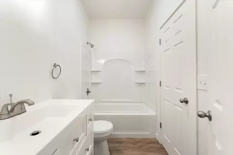 Bath - 3719 Summit Dr, Mount Shasta, CA 96067 photo 1 of 6