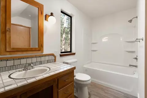 Bath - 3719 Summit Dr, Mount Shasta, CA 96067 photo 5 of 6