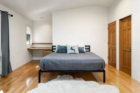 Bedroom - 3719 Summit Dr, Mount Shasta, CA 96067 photo 2 of 5
