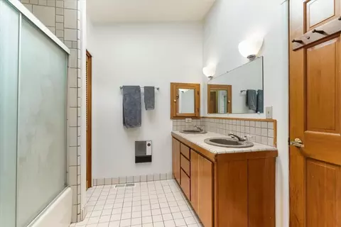 Bath - 3719 Summit Dr, Mount Shasta, CA 96067 photo 3 of 6