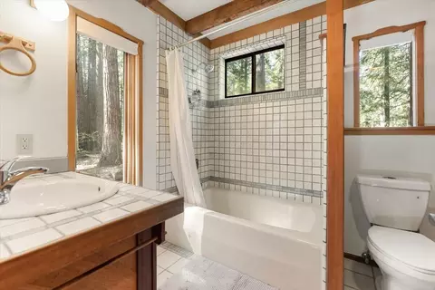 Bath - 3719 Summit Dr, Mount Shasta, CA 96067 photo 4 of 6
