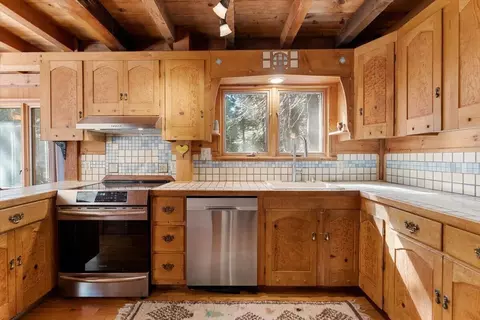 Kitchen - 3719 Summit Dr, Mount Shasta, CA 96067 photo 2 of 2