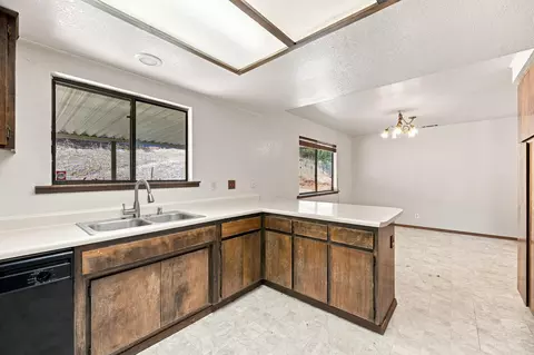 Kitchen - 10618 Old Oregon Trl, Redding, CA 96003 photo 3 of 4