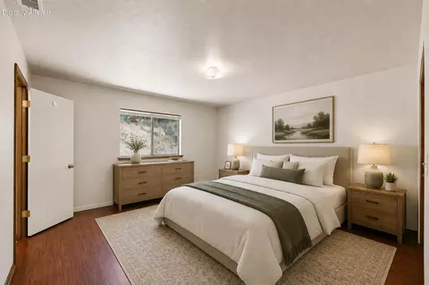 Bedroom - 10618 Old Oregon Trl, Redding, CA 96003 photo 4 of 6