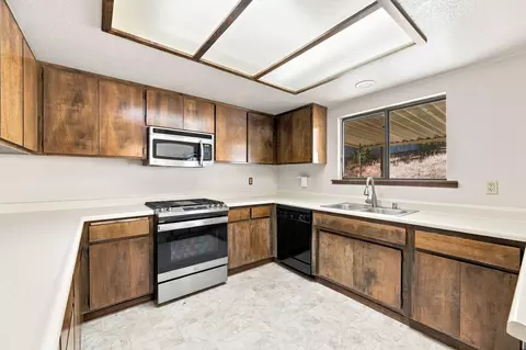 Kitchen - 10618 Old Oregon Trl, Redding, CA 96003 photo 2 of 4