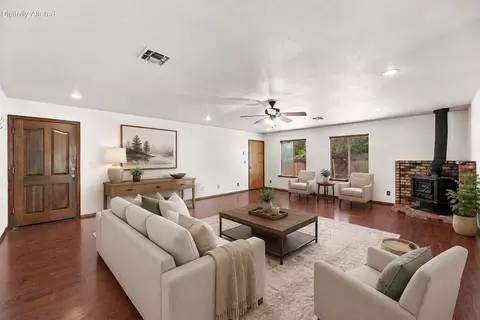 Living - 10618 Old Oregon Trl, Redding, CA 96003 photo 2 of 4
