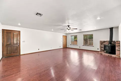 Living - 10618 Old Oregon Trl, Redding, CA 96003 photo 3 of 4