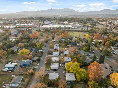 View/Area - 1064 Hawthorne Ave, Redding, CA 96002 photo 4 of 10