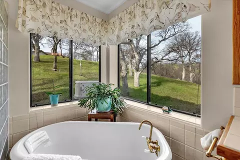 Bath - 22560 Adobe Rd, Red Bluff, CA 96080 photo 3 of 3