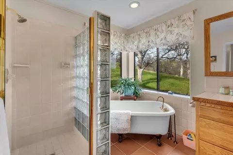 Bath - 22560 Adobe Rd, Red Bluff, CA 96080 photo 2 of 3