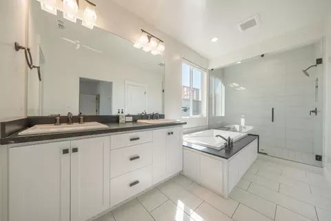 Bath - 3886 Colby Trl, Redding, CA 96002 photo 1 of 2