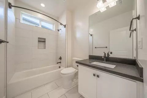 Bath - 3886 Colby Trl, Redding, CA 96002 photo 2 of 2