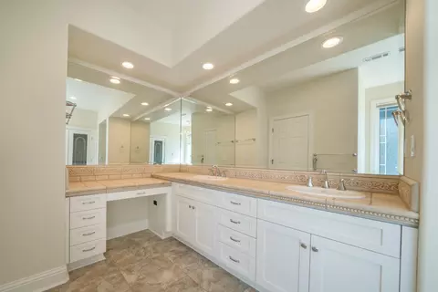 Bath - 3183 Colombard Walk, Redding, CA 96001 photo 2 of 5