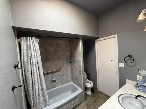 Bath - 20950 Heston Ln, Redding, CA 96003 photo 1 of 2