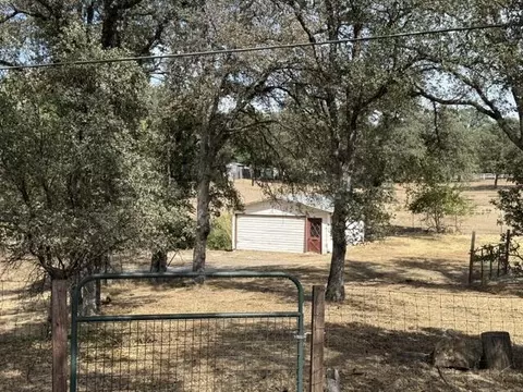 Exterior - 20950 Heston Ln, Redding, CA 96003 photo 4 of 14