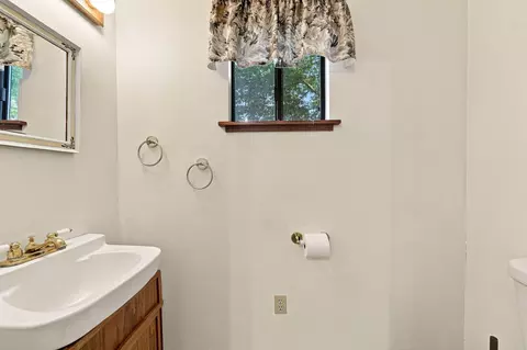 Bath - 5950 Mountain View Dr, Redding, CA 96003 photo 3 of 3