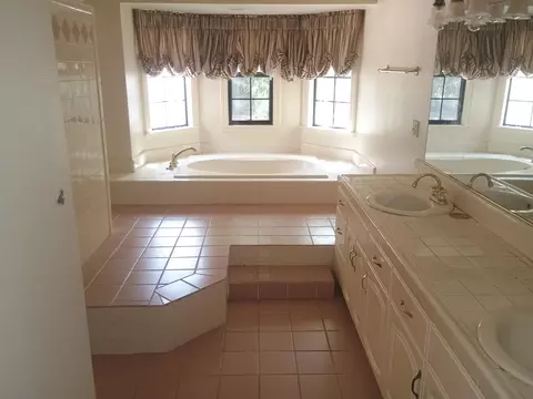 Bath - 531 Aurora Pl, Redding, CA 96001 photo 1 of 3