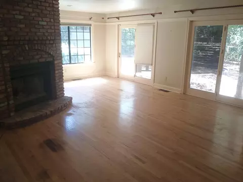 Living - 531 Aurora Pl, Redding, CA 96001 photo 5 of 7