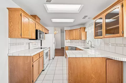 Kitchen - 418 Yolla Bolly Trl, Redding, CA 96003 photo 4 of 4