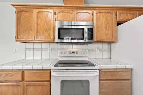 Kitchen - 418 Yolla Bolly Trl, Redding, CA 96003 photo 3 of 4