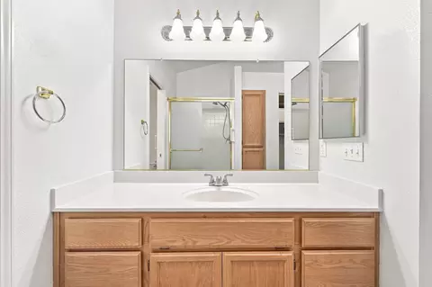 Bath - 418 Yolla Bolly Trl, Redding, CA 96003 photo 2 of 4
