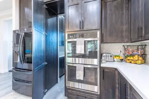 Kitchen - 910 Santa Cruz Dr, Redding, CA 96003 photo 6 of 8