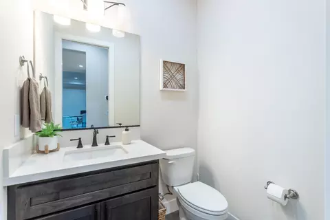 Bath - 910 Santa Cruz Dr, Redding, CA 96003 photo 4 of 5