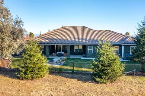 Exterior - 910 Santa Cruz Dr, Redding, CA 96003 photo 5 of 5