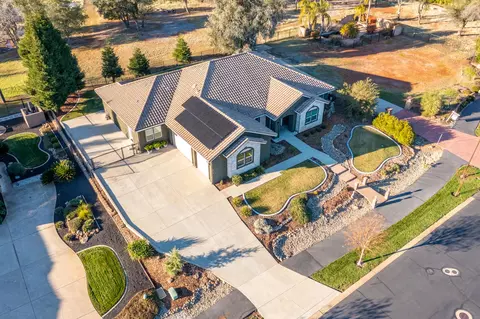 910 Santa Cruz Dr, Redding, CA 96003