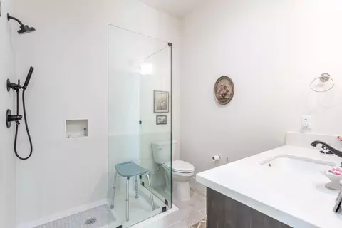 Bath - 910 Santa Cruz Dr, Redding, CA 96003 photo 5 of 5