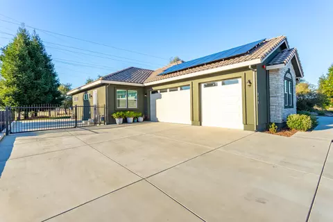 Exterior - 910 Santa Cruz Dr, Redding, CA 96003 photo 2 of 5