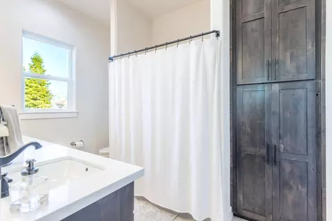 Bath - 910 Santa Cruz Dr, Redding, CA 96003 photo 3 of 5