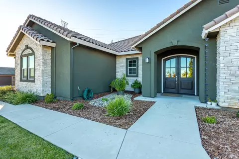 Exterior - 910 Santa Cruz Dr, Redding, CA 96003 photo 1 of 5