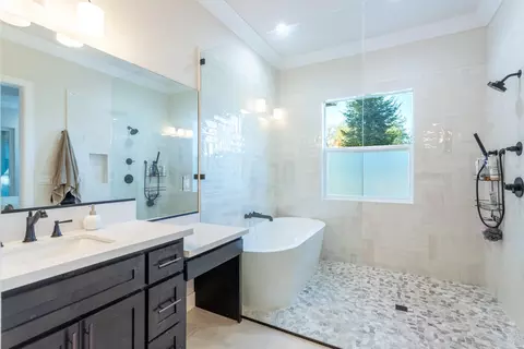 Bath - 910 Santa Cruz Dr, Redding, CA 96003 photo 1 of 5