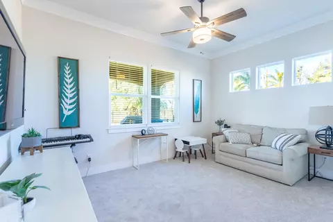 Living - 910 Santa Cruz Dr, Redding, CA 96003 photo 1 of 1