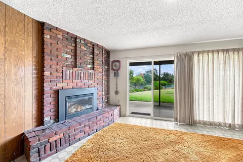 Living - 3090 Valentine Ln, Redding, CA 96001 photo 3 of 5