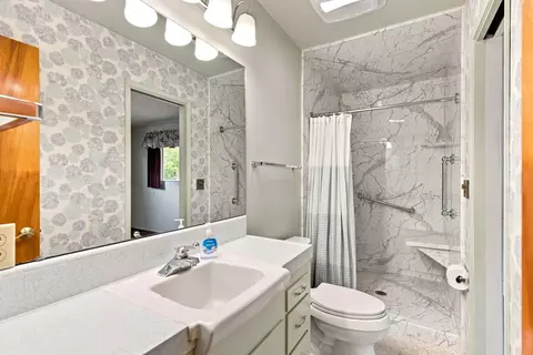 Bath - 3090 Valentine Ln, Redding, CA 96001 photo 1 of 2