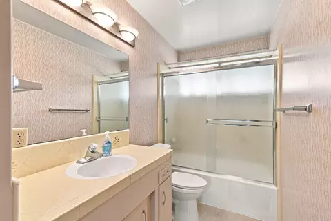 Bath - 3090 Valentine Ln, Redding, CA 96001 photo 2 of 2