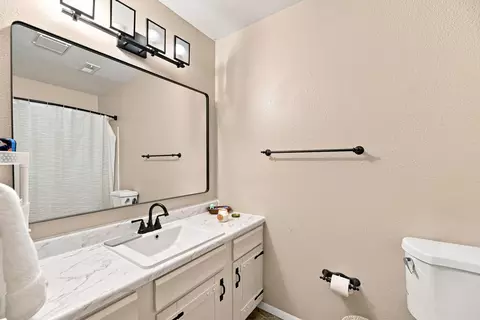 Bath - 2579 Velia St, Redding, CA 96002 photo 2 of 3