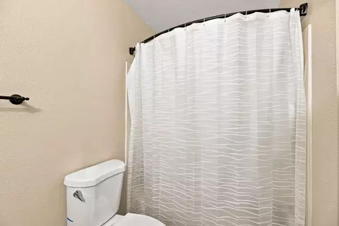 Bath - 2579 Velia St, Redding, CA 96002 photo 3 of 3