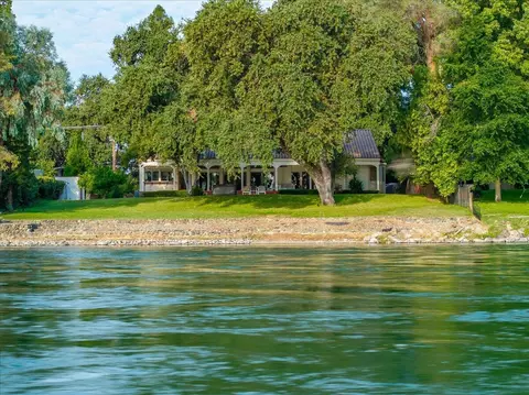 6681 Riverside Dr, Redding, CA 96001