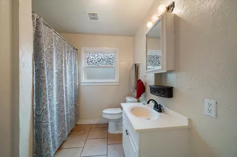 Bath - 409 Smile Pl, Redding, CA 96001 photo 1 of 2