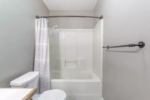 Bath - 3384 Billings Dr, Redding, CA 96002 photo 3 of 5