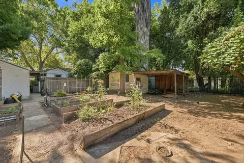 Exterior - 664 Loma St, Redding, CA 96003 photo 11 of 14