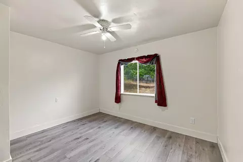 Bedroom - 10052 Harley Leighton Rd, Redding, CA 96003 photo 5 of 6
