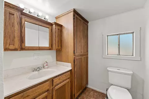 Bath - 10052 Harley Leighton Rd, Redding, CA 96003 photo 2 of 2